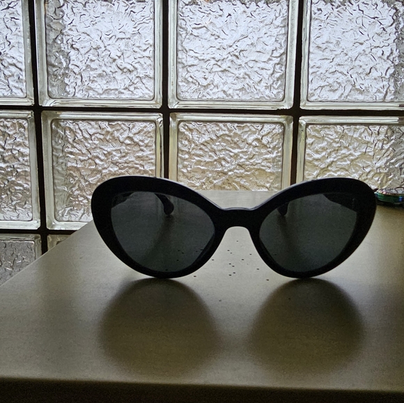 Prada sunglasses - Picture 1 of 8